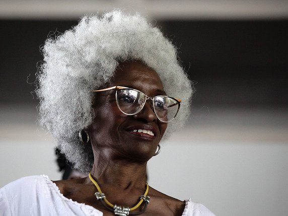 Cheveux blancs : quelques idées reçues sur la canitie
