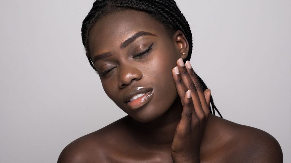 Peau noire : 10 sérums réputés efficaces contre les taches et cicatrices d’acné
