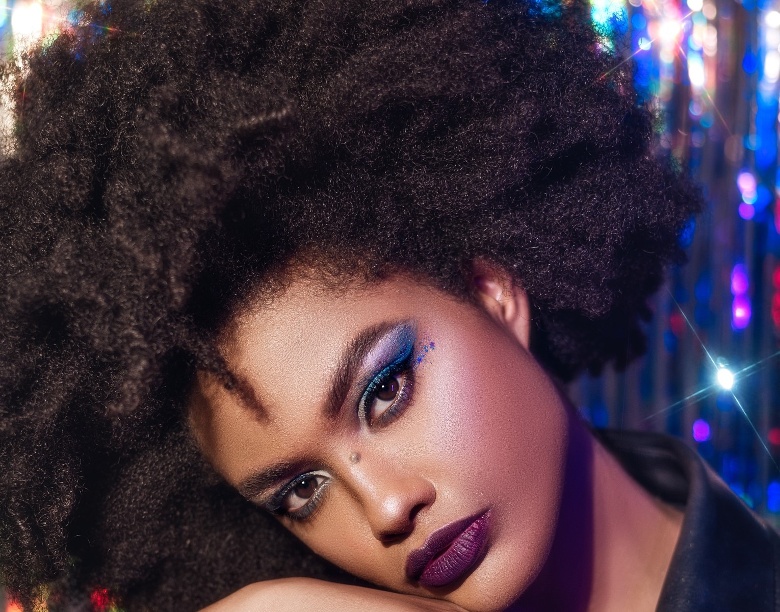 Belle femme aux cheveux crépus- Effet du texlax sur les cheveux 