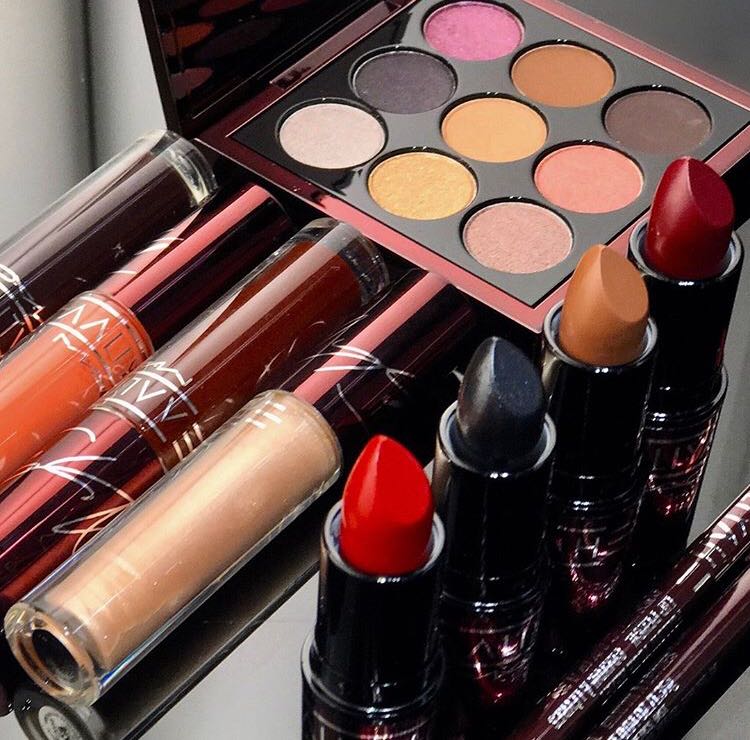 Début Juin 2018, Bold makeup a dévoilé son nouveau fond de teint « bold longwear » travaillé pour s’adapter aux peaux grasses et au climat chaud pour un effet matifiant et un fini poudré. Avec 10 teintes de 25ml dont 2 pour les peaux claires, les produits sont proposés au prix de 26€ ( ~ 17.000 F).  Le fond de teint est fluide, légère et offre une longue tenue. La marque affirme - même s’il n y a pas de photos ou de vidéos pour le certifier - qu’un shooting s’est déroulé sous la pluie et que le fond de teint a été infaillible.