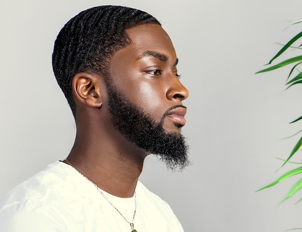 Bel homme africain avec une coupe courte