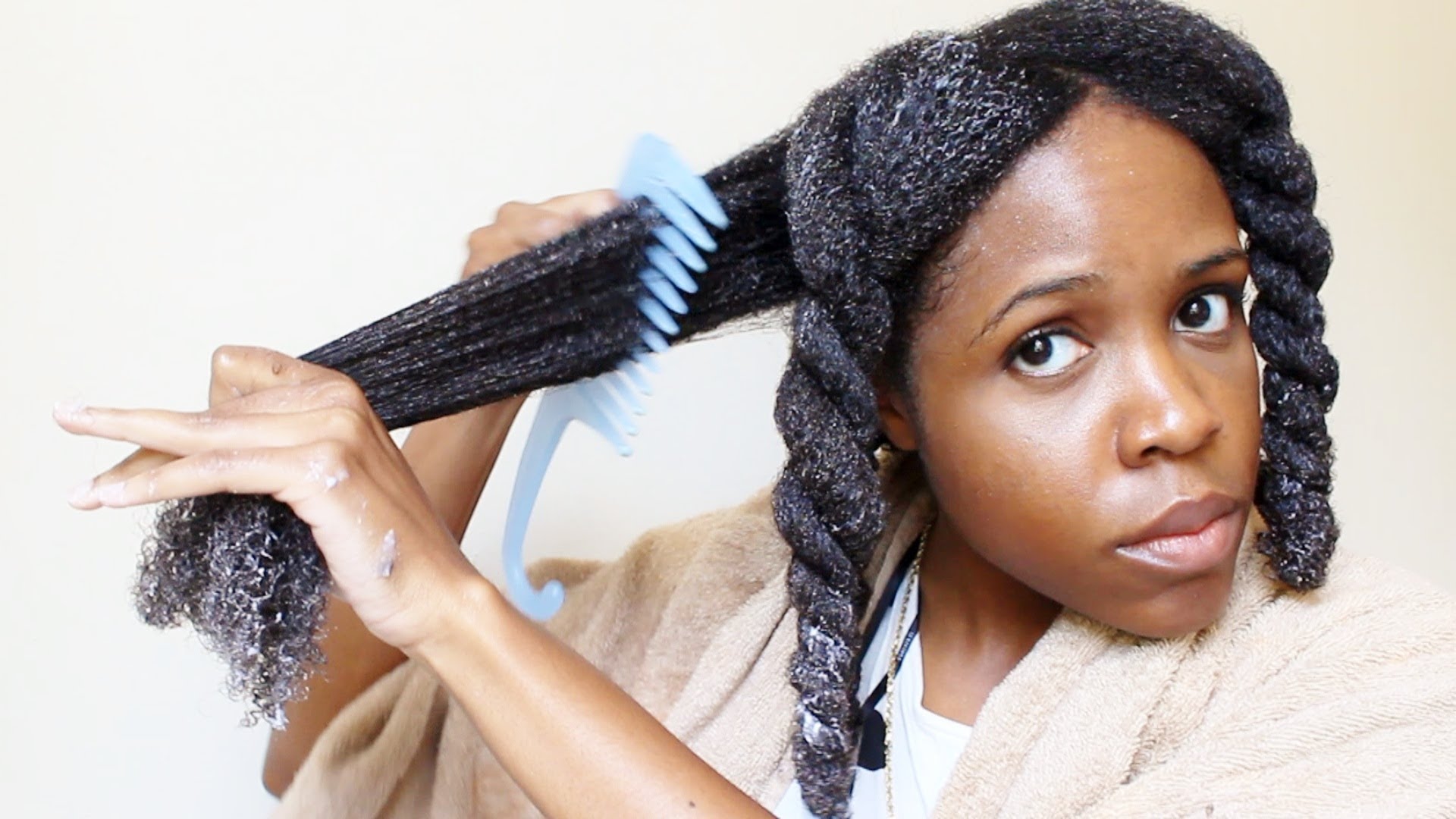 Le démêlage des cheveux crépus: 5 étapes pour bien le faire