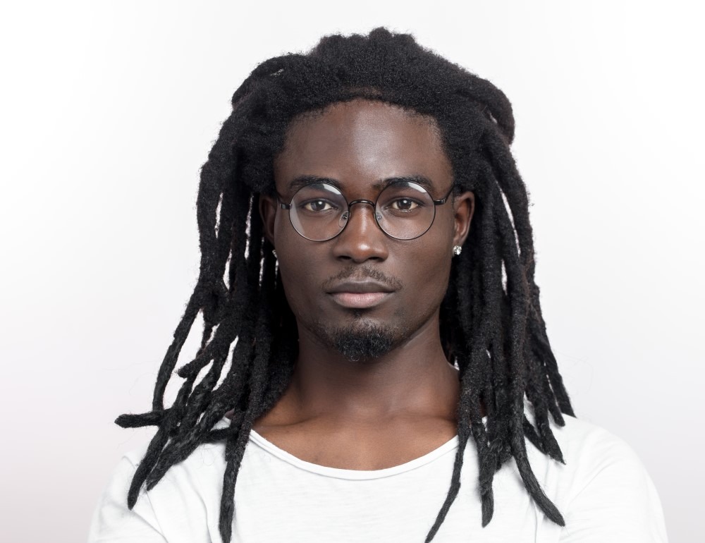 Jeune homme africain portant des dreadlocks