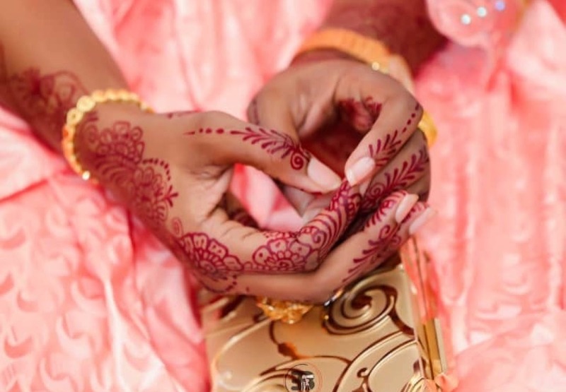 Belle mariée avec du henné sur les mains