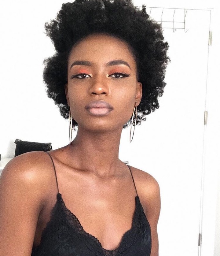 CHEVEUX CREPUS COURTS
