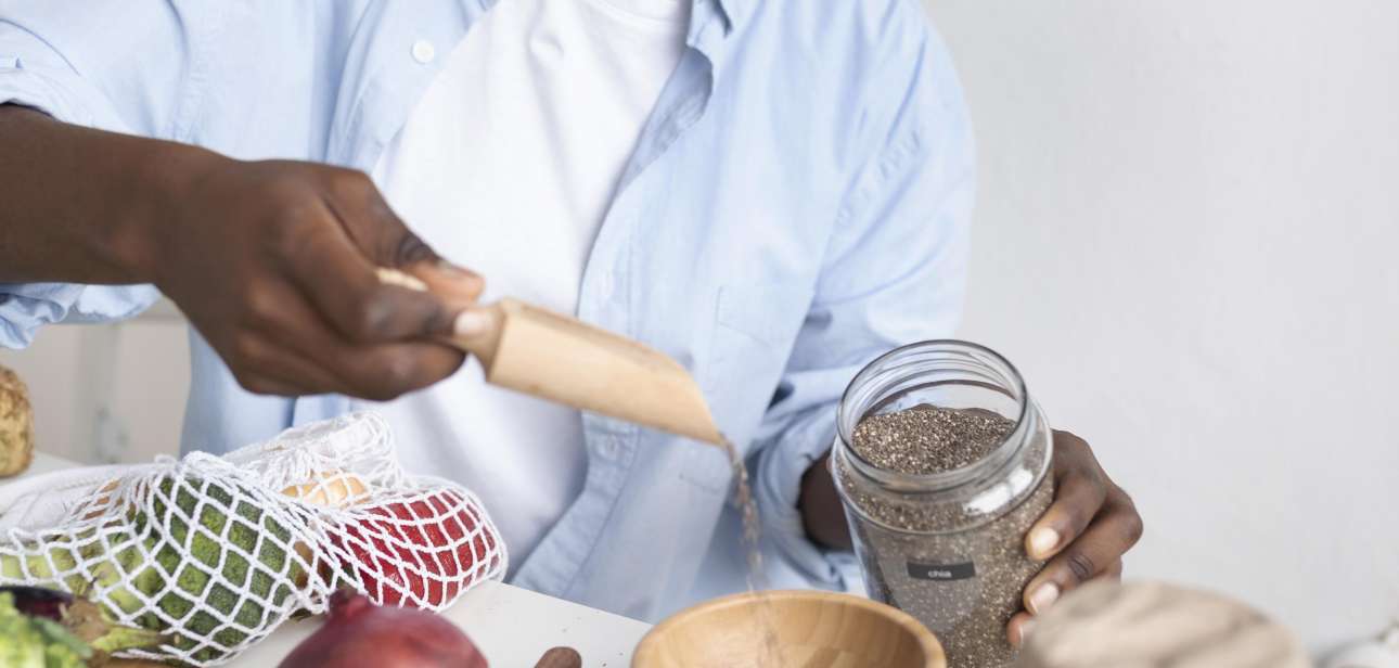 Femme noire avec des aliments à réutiliser dans la Cosmétique en Afrique