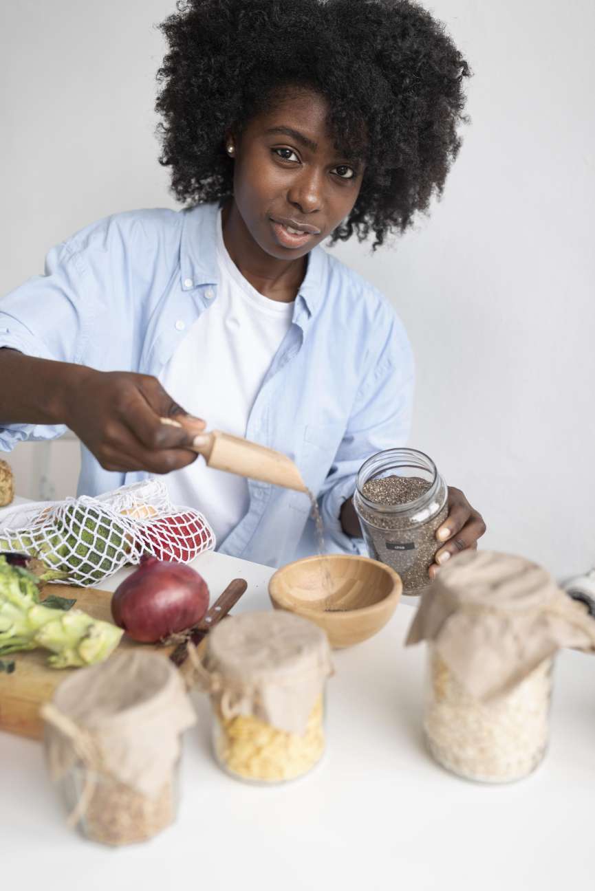 Femme noire avec des aliments à réutiliser dans la Cosmétique en Afrique