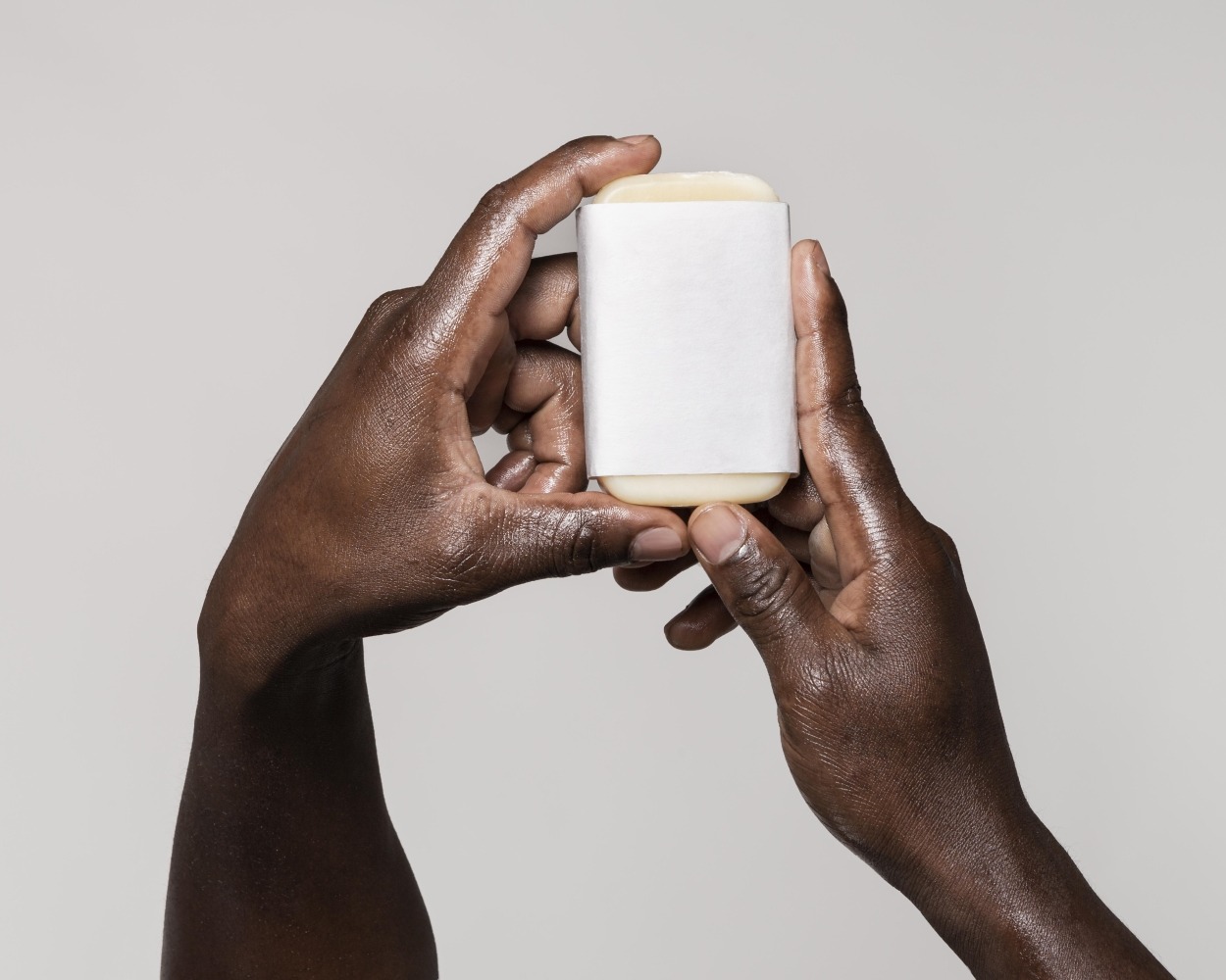 Personne tenant un savon dans ses mains