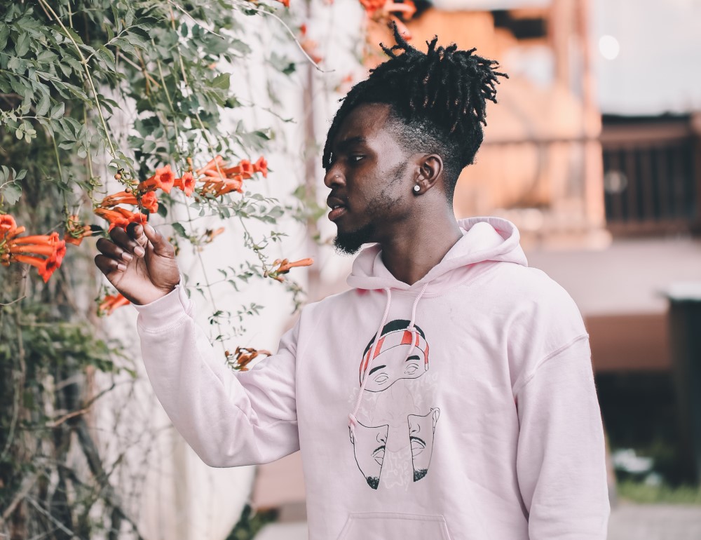 Jeune homme affichant la coupe Undercut