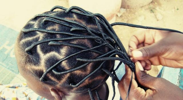 Photos tresses aux fils pour assouplir les cheveux mécaniquement