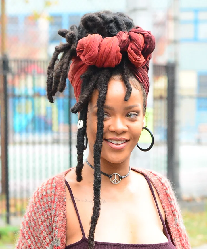  faux-locks-coiffures-tendance-été-2023.