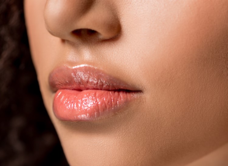 Lèvres sur lesquelles sont appliquées un gloss