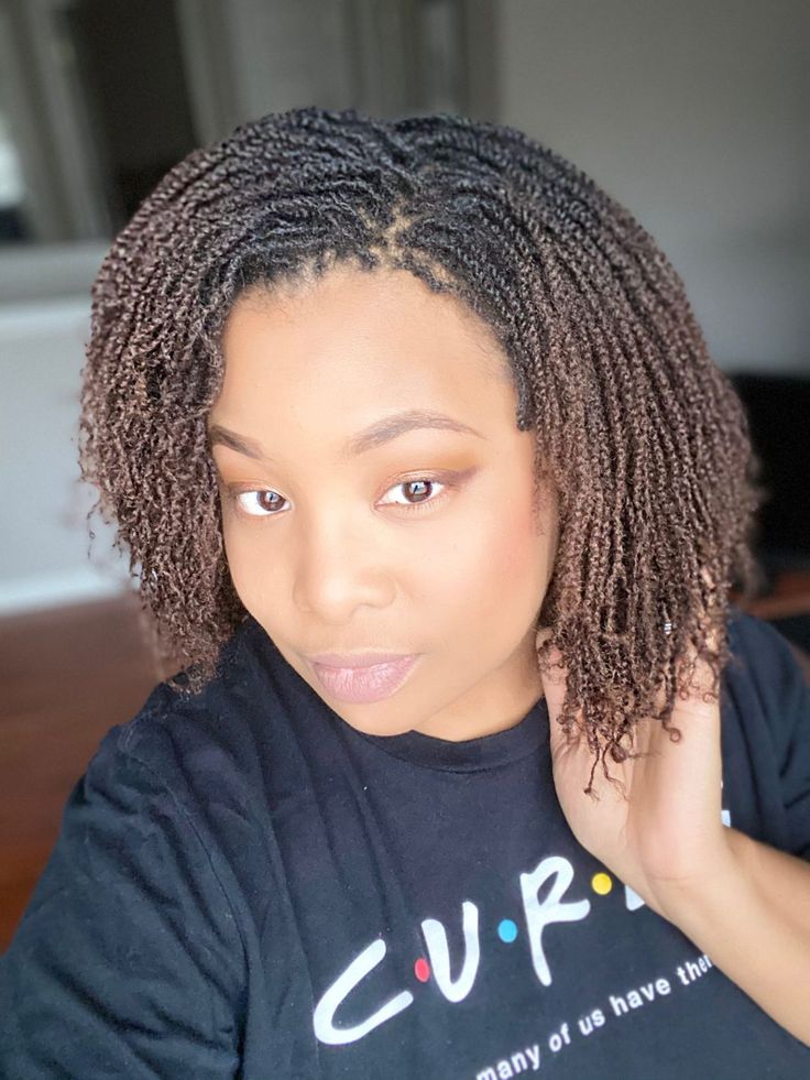 micro-twist-coiffures-afros-tendance-ete-2023