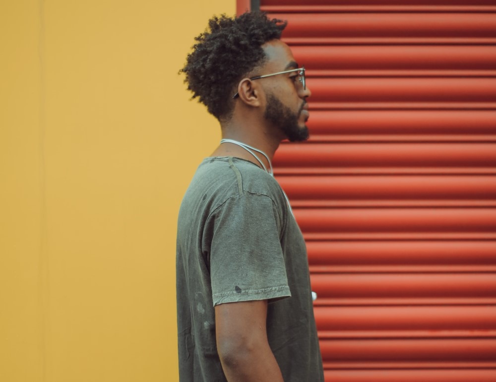 Homme africain avec une coupe afro