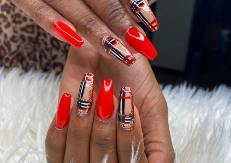 Nail art appliqué sur les ongles 