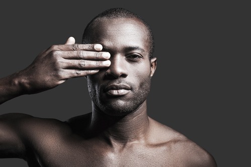 Dans cet article de notre rubrique spéciale beauté des hommes, nous vous faisons découvrir les  soins essentiels à adopter pour mieux vous occuper de votre peau.