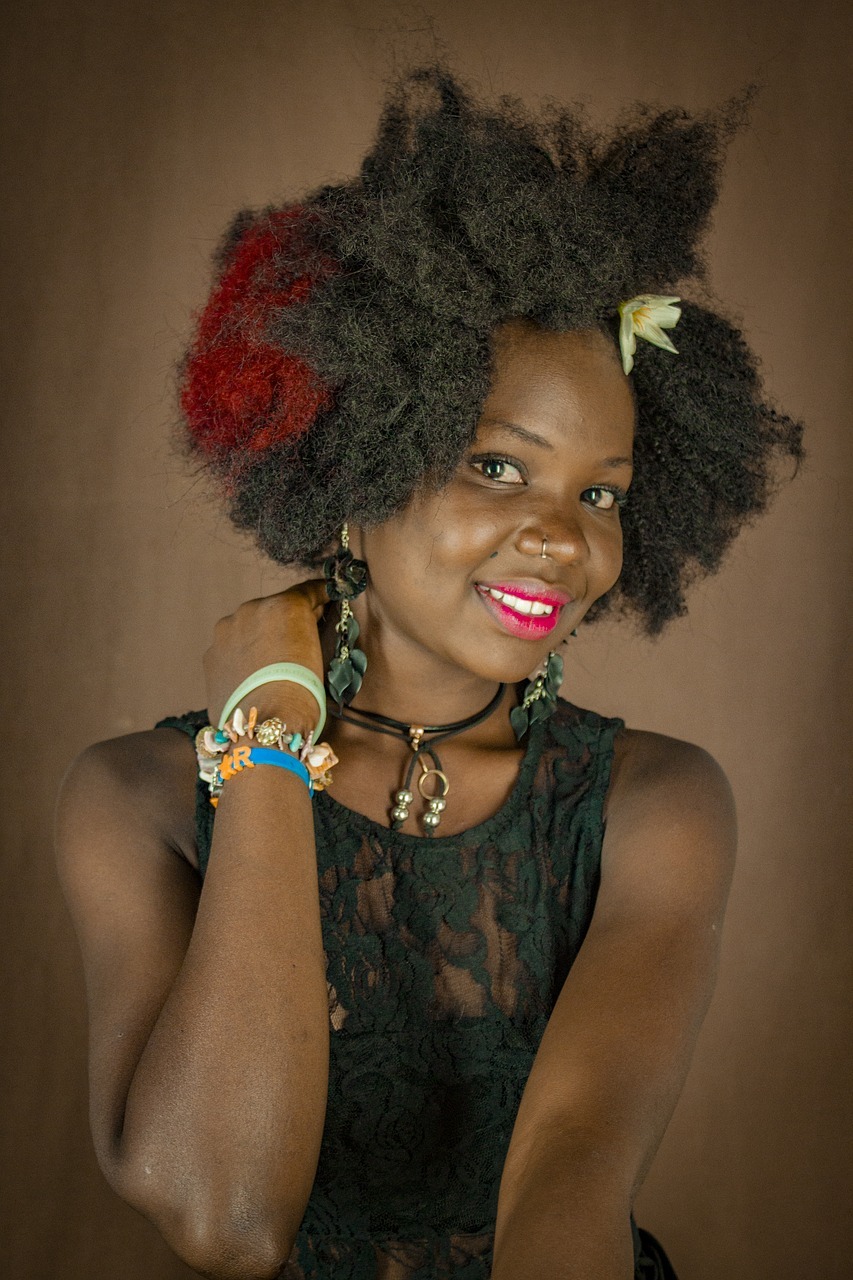 Femme afro checeux crépus