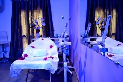 Une pièce cosy, chaleureuse destinée au massage, dans l'institut Step'One. 