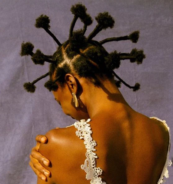 tresses-au-fil-tendance-coiffure-afro-2023